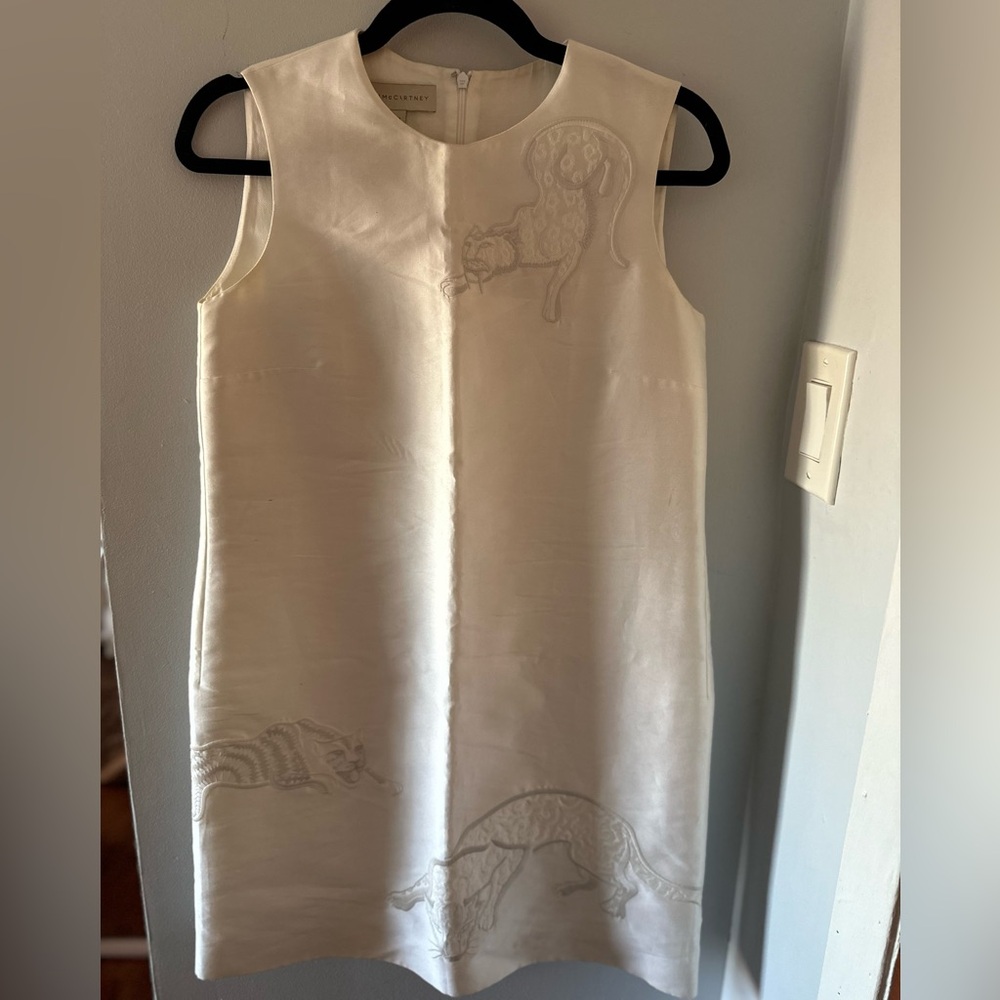 TIGER EMBROIDERY DUCHESS SATIN SHIFT 
DRESS WHITE - Picture 2 of 16